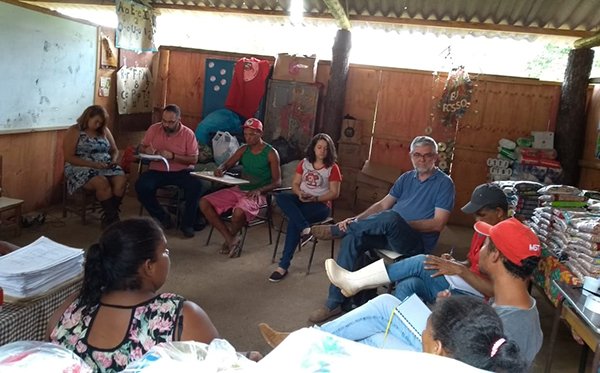 Pr. Nilton Giese, da IECLB. Distribuição de alimentos.