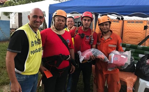 Membros da Convenção Batista Mineira. Ajudam lavando uniformes dos Bombeiros.