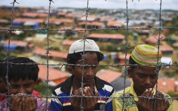 Refugiados Rohingya oram em cerimônia que relembra um ano do ataque militar que provocou fuga em massa de Myanmar para Bangladesh. Foto: DIBYANGSHU SARKAR / AFP